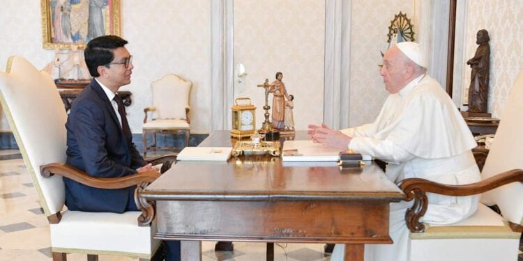 DIPLOMATIE – L’établissement d’un accord bilatéral entre le Saint-Siège et Madagascar discuté lors de la visite de Rajoelina au Vatican