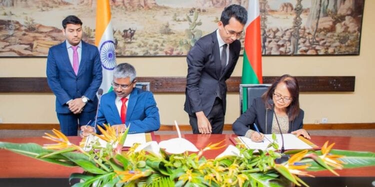 COOPÉRATION – Signature d’un mémorandum d’entente entre Madagascar et l’Inde pour le financement à hauteur de 12,6 milliards d’ariary de projets de développement communautaire à fort impact