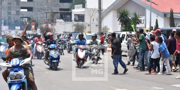 Des manifestants venus du camp des 11 candidats et de celui d’Andry Rajoelina face-à-face dans les rues d’Antananarivo