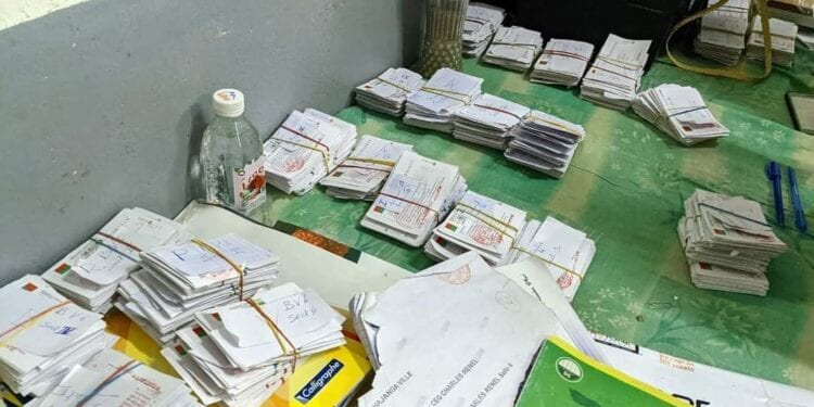 Fin de la distribution en porte-à-porte des cartes électorales par des agents de la Ceni le 2 novembre