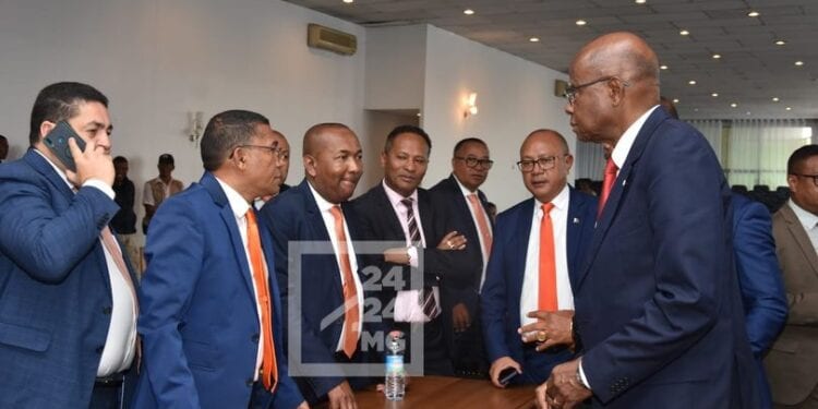 PARLEMENT – Confusion au Sénat, Herimanana Razafimahefa met fin à la séance, les sénateurs IRD continuent la réunion