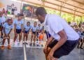 BASKETBALL – Le coach Andry « Danz be » Rakotoarisoa en formation en mini basket en Tanzanie