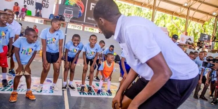 BASKETBALL – Le coach Andry « Danz be » Rakotoarisoa en formation en mini basket en Tanzanie