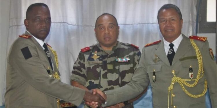 FORCES ARMEES – Passation de service entre le nouveau commandant de la ZDS Ikopa et son prédécesseur