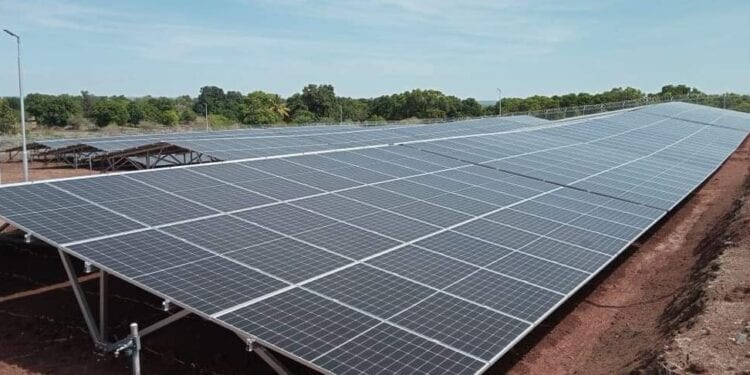 Des parcs solaires opérationnels dans 47 districts sur 119 dans six mois, selon Andry Rajoelina