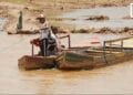 MOBILITE – En pirogue avec Nicolas Randriafinaritriniaina pour relier les deux rives de l’Ikopa
