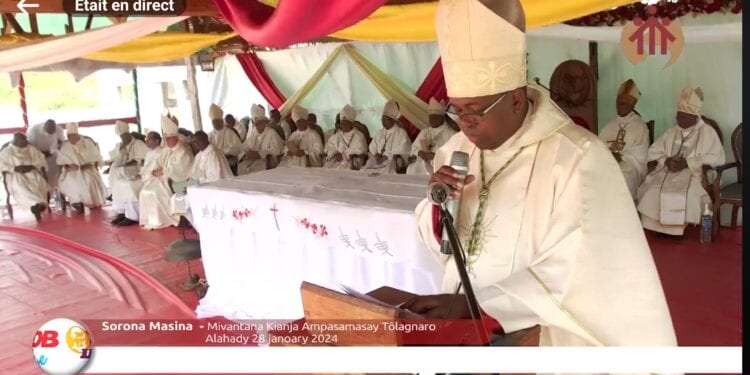 EGLISE CATHOLIQUE – Luc Olivier Razafitsimialona ordonné évêque de Tolagnaro