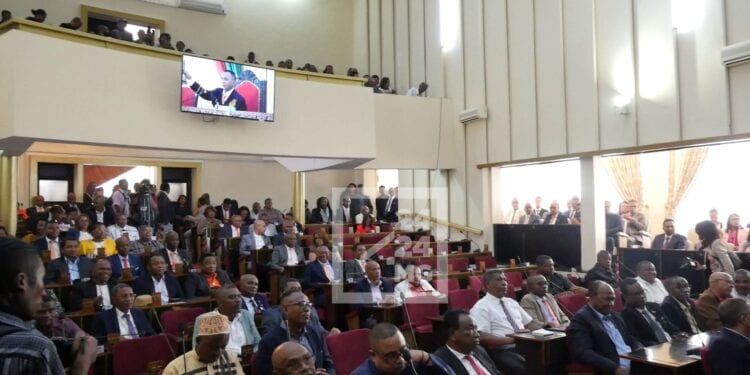 ASSEMBLEE NATIONALE – Naivo Raholdina remplace Christine Razanamahasoa au perchoir durant l’ouverture de la session extraordinaire