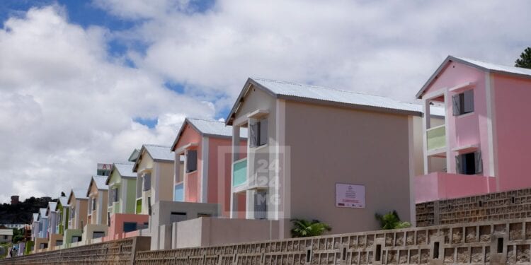 HABITAT – 20 nouvelles maisons pour reloger 20 familles à Akamasoa