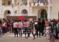 Le parvis de l’Hôtel de Ville se dote d’une plaque géante avec l’inscription Antananarivo et un coeur rouge