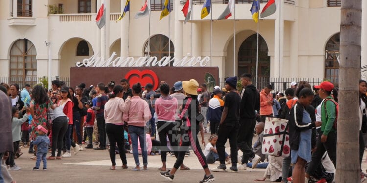 Le parvis de l’Hôtel de Ville se dote d’une plaque géante avec l’inscription Antananarivo et un coeur rouge