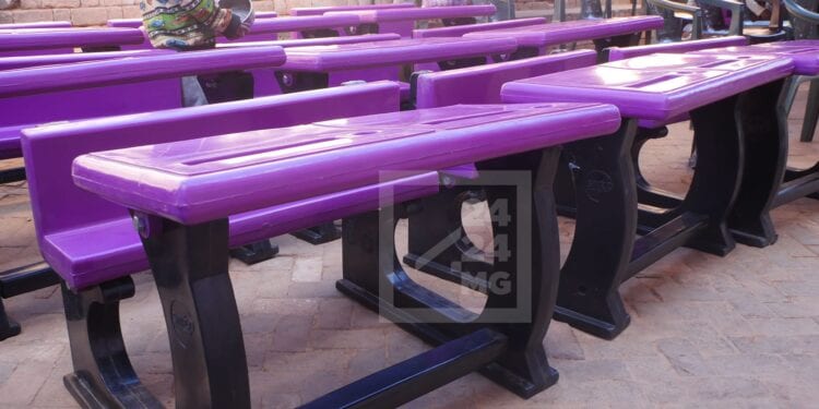 EDUCATION – Des tables-bancs en plastique semi-recyclé pour des écoles primaires publiques d’Ambohitrimanjaka
