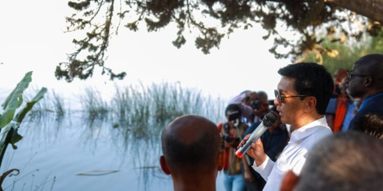 Andry Rajoelina recommande le nettoyage des environs du Lac de Mandroseza avant le démarrage des travaux de dragage