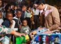 FESTIVITES – Des jouets et des chocolats pour les enfants venus au lancement des illuminations de Noël à Ambohijatovo