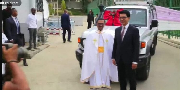 RELIGION – Andry Rajoelina offre un véhicule tout terrain au fondateur de l&rsquo;église FPVM