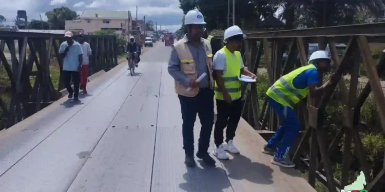 Les travaux sur les ponts sur la RN2 en vue d’acheminer les blocs moteurs de la centrale d’Ambohimanambola en cours