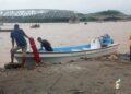 INTEMPERIES – Des vedettes et des pirogues pour traverser les rivières Ifasy et Mahavavy sur la RN6