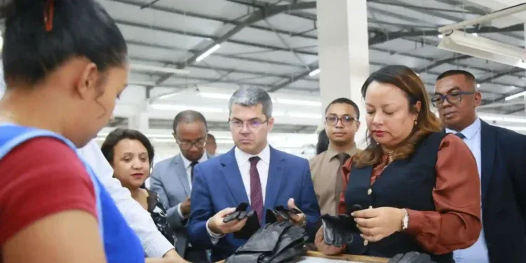 TRAVAIL – Une inspection de “haut niveau” pour les usines de fabrication d’uniformes de l’armée française à Madagascar