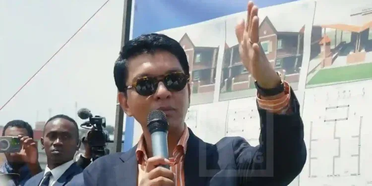 ANDRY RAJOELINA : “Qui attendez-vous pour enlever les affiches [de campagne électorale]?
