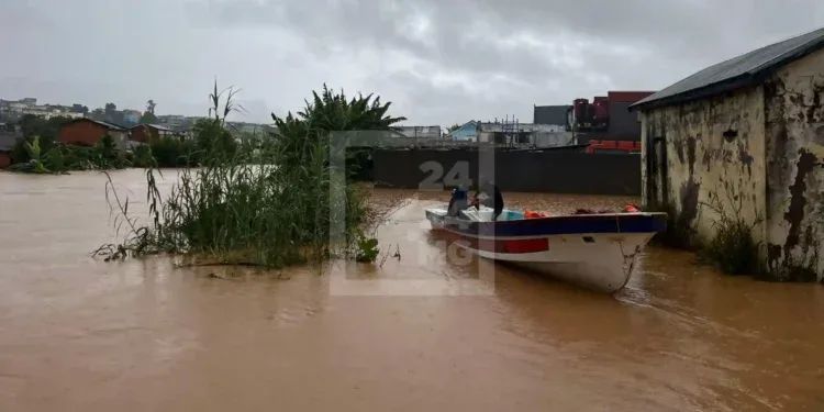 INTEMPERIES – La cote d’alerte rouge de la Sisaony dépassée à Ampitatafika, des habitants de la commune évacués d’urgence