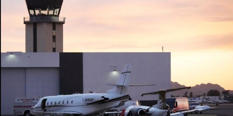 ETATS-UNIS – Un accident du jet de Vince Neil de Mötley Crue tue une personne en Arizona, le chanteur n’était pas à bord