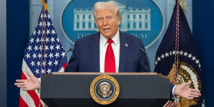 ETATS-UNIS – Donald Trump signe un décret sur la réduction des employés fédéraux