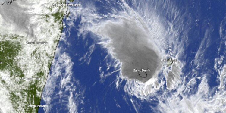 METEOROLOGIE – Le cyclone tropical Garance atterrit dans le Nord de La Réunion avec des rafales de plus de 200km/h