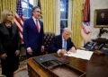 ETATS-UNIS – Trump signe un décret imposant des sanctions à l&rsquo;encontre de la CPI