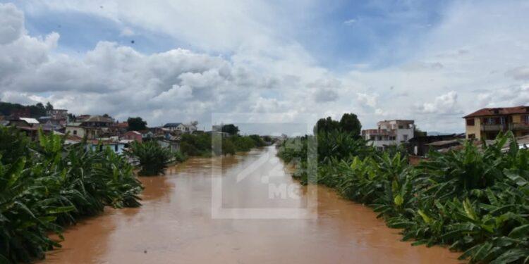 INTEMPERIES – Le niveau de la Sisaony continue de monter à Ampitatafika 