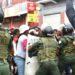 ANTANANARIVO – Des marchands de rue dans la rue pour une manifestation de contestation