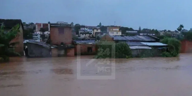 INTEMPERIES – Alerte rouge maintenue ce lundi matin dans les environs d’Ampitatafika malgré une baisse du niveau de la Sisaony
