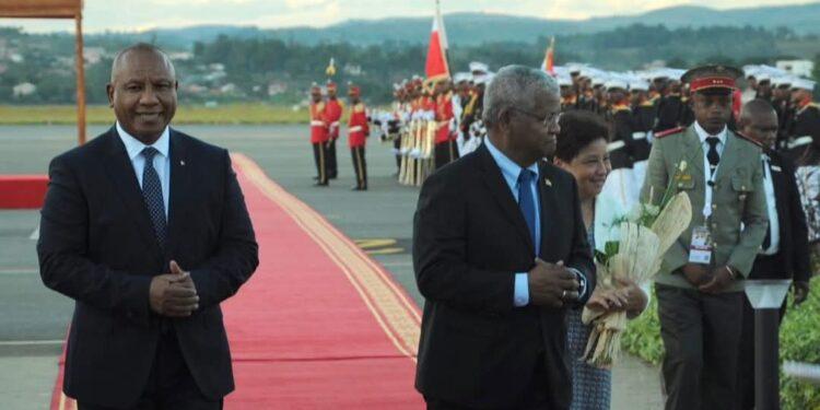 SOMMET DE LA COI – Le Premier ministre accueille le président seychellois Wavel Ramkalawan à l’aéroport d’Ivato