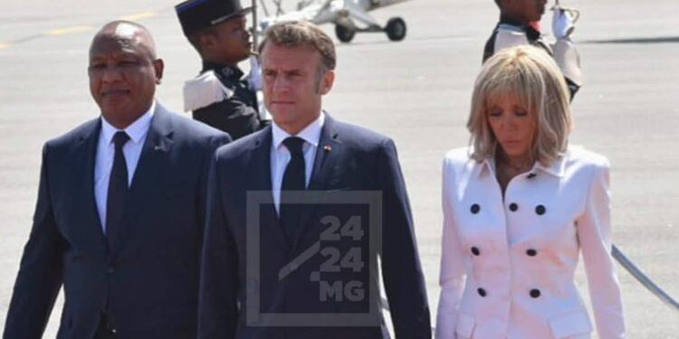 VISITE D&rsquo;ETAT – Emmanuel Macron accueilli à l&rsquo;aéroport d&rsquo;Ivato par le Premier ministre Christian Ntsay