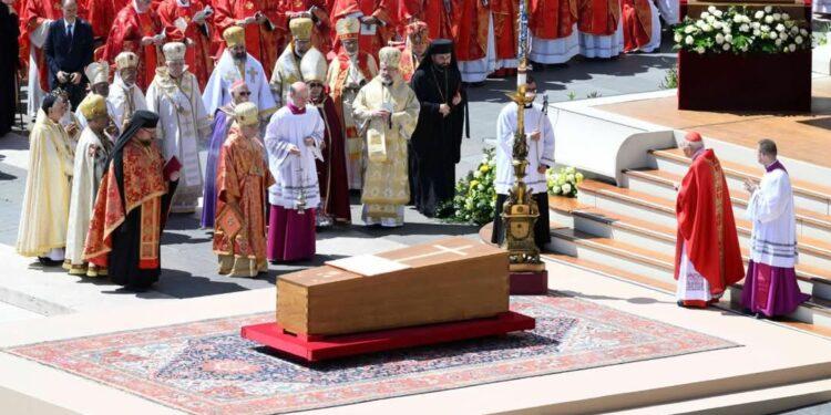 EGLISE CATHOLIQUE – Des obsèques grandioses pour le Pape François