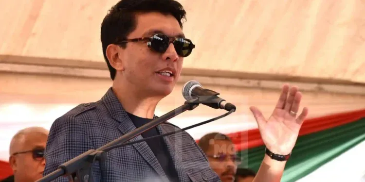 DIPLOMATIE – L&rsquo;effacement des dettes au cœur des discussions avec Macron, selon Rajoelina