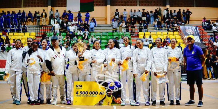BASKETBALL – Le COSPN chez les hommes et le JEA chez les dames remportent la Coupe de la ligue de Vakinankaratra