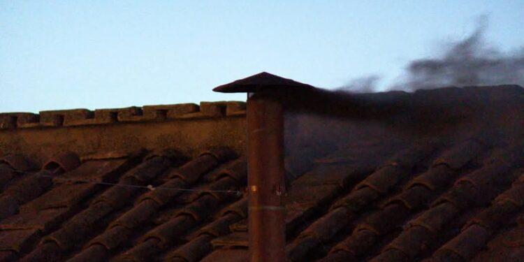 VATICAN – Une première fumée noire échappe de la chapelle Sixtine 