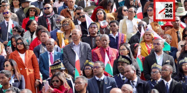 FÊTE NATIONALE – Des milliers de citoyens et une foule d’invités officiels dans les tribunes et les gradins de Mahamasina 