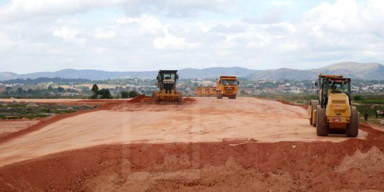 INFRASTRUCTURE – Samcrete appelé à travailler jour et nuit pour achever les 8km de l’autorouté avant le sommet du SADC, selon le ministre des Travaux publics