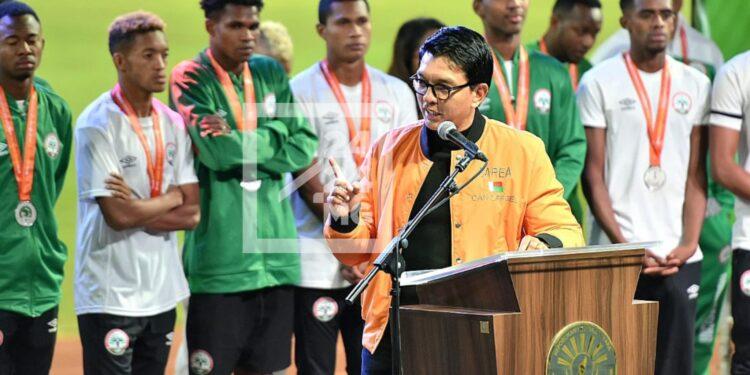 FOOTBALL – Andry Rajoelina annonce l’octroi d’une villa aux 29 joueurs des Barea A’ et au sélectionneur Romuald Rakotondrabe