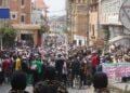 MANIFESTATIONS – D&rsquo;Antaninandro à Ambohijatovo, entre pourparlers et grenades lacrymogènes