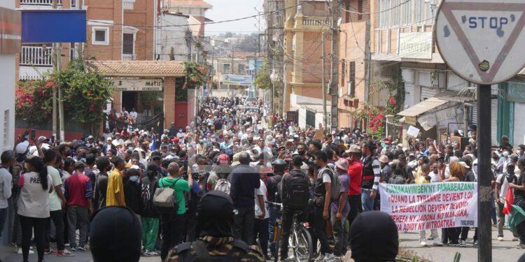MANIFESTATIONS – D’Antaninandro à Ambohijatovo, entre pourparlers et grenades lacrymogènes