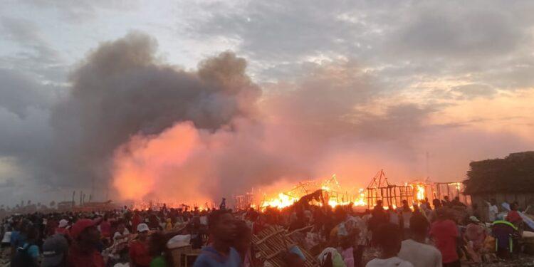 CATASTROPHE – Un violent incendie fait deux morts et détruit des centaines d’habitations à Mananjary