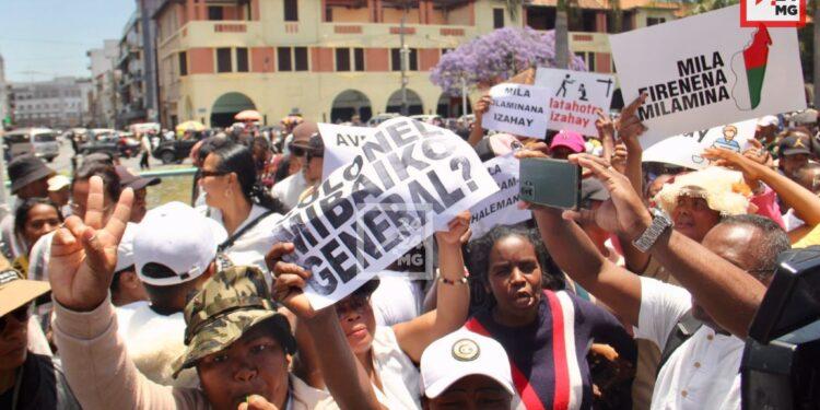 MANIFESTATIONS – Les partisans du président déchu Andry Rajoelina investissent la Place du 13 Mai