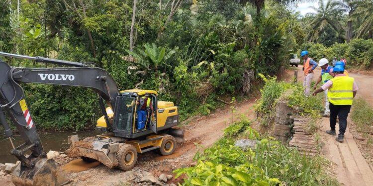 PROJET HYDROÉLECTRIQUE – Les travaux de réfection de la route vers le site de Volobe progressent