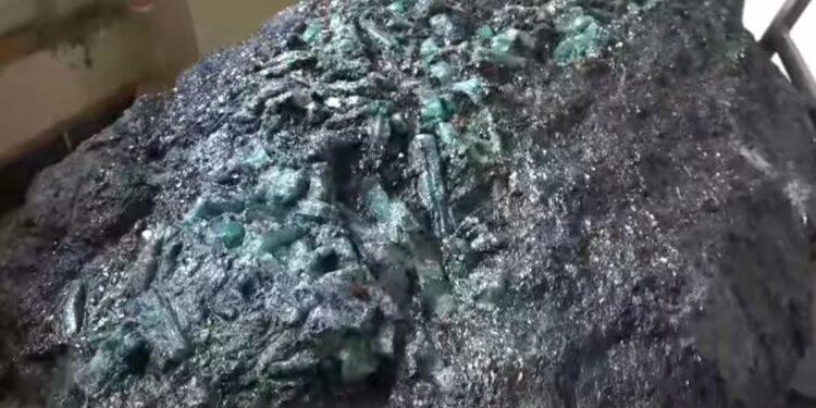 MINES – L’émeraude sur gangue de 300 kg découverte à Ambohitsorohitra “à vendre pour remplir les caisses de l’Etat”, selon les autorités