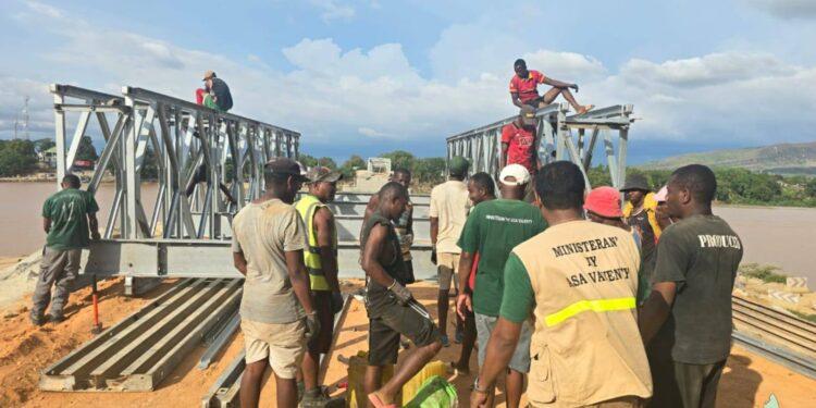 INFRASTRUCTURES – Début de l&rsquo;assemblage des éléments métalliques pour former la structure du pont modulaire de Mahavavy
