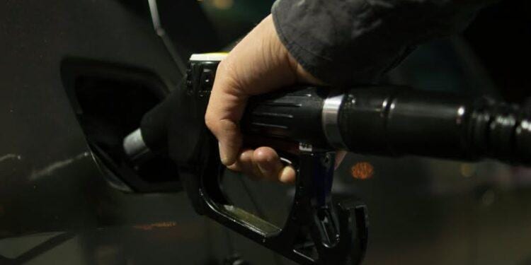 CARBURANT – L’essence passe sous la barre symbolique des 5 000 ariary après une baisse de 200 ariary