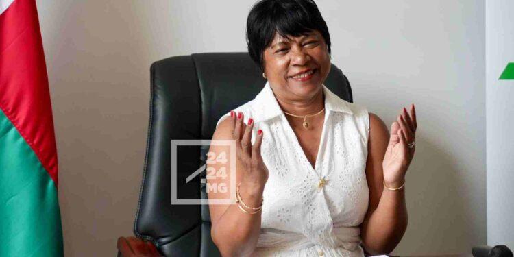 REFONDATION – Le gouvernement ne compte pas faire une proposition de constitution selon Hanitra Razafimanantsoa