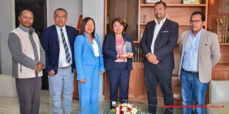 RECHERCHE SCIENTIFIQUE – Le Dr Santatra Ravelomanantsoa, lauréate malgache du prix Fondation FARM, reçu au ministère de l’Enseignement supérieur